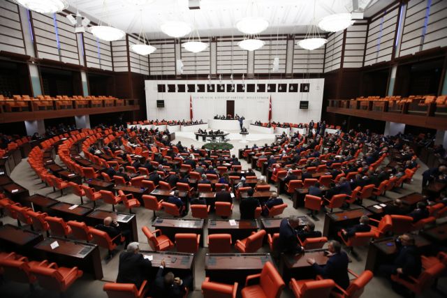 Ιντλίμπ: Συνεδριάζει «κεκλεισμένων των θυρών» η τουρκική Βουλή, ενώ ο Ερντογάν «βυθίζεται»