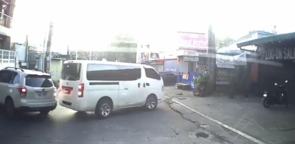 Οδηγοί κάνουν ταυτόχρονα όπισθεν και… μπαμ