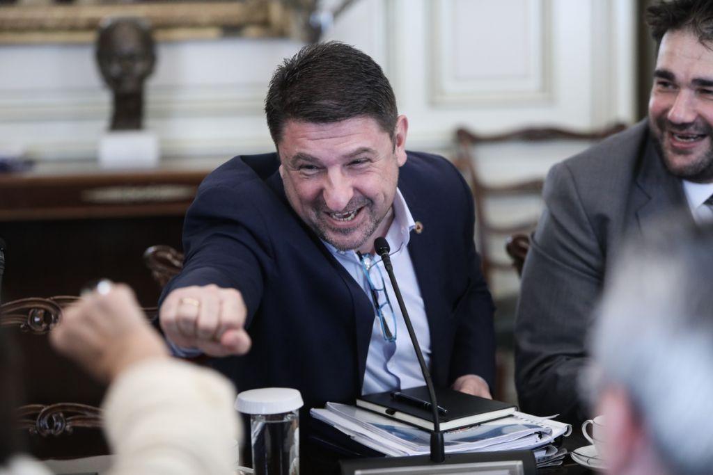 Νίκο Χαρδαλιά, χαλάρωσε λίγο. Δεν είσαι χωροφύλακας στα τρομαγμένα γεροντάκια