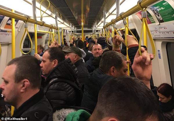 Κοροναϊός : Στριμωγμένοι σαν τις σαρδέλες στο μετρό του Λονδίνου παρά τα μέτρα περί συνωστισμού [Εικόνες]