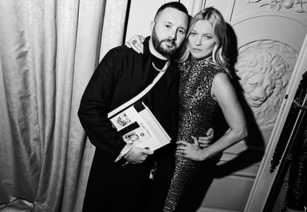 O Κιμ Τζόουνς του Dior σε ρόλο επιμελητή δημοπρασίας στο Sotheby’s