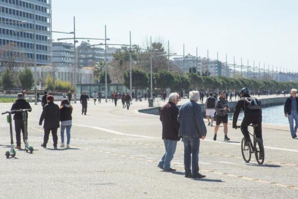 Κοροναϊός : Γεμάτη κόσμο η παραλία στη Θεσσαλονίκη