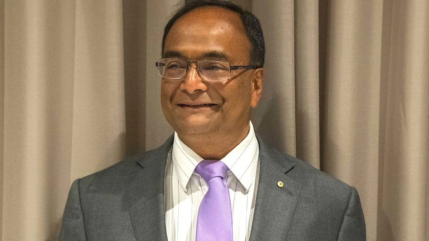 Κοροναϊός : Γιατρός στη Μελβούρνη εξετάζει ασθενείς σε πάρκινγκ