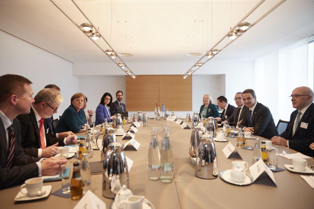 Μητσοτάκης – Μέρκελ: Αυστηρό μήνυμα στην Άγκυρα για άμεση αποκλιμάκωση της έντασης