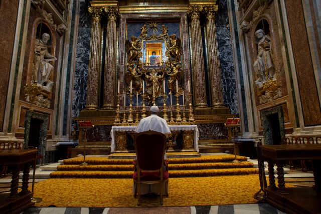 Ο Πάπας προσευχήθηκε μπροστά στην εικόνα της Παρθένου για το τέλος του κοροναϊού