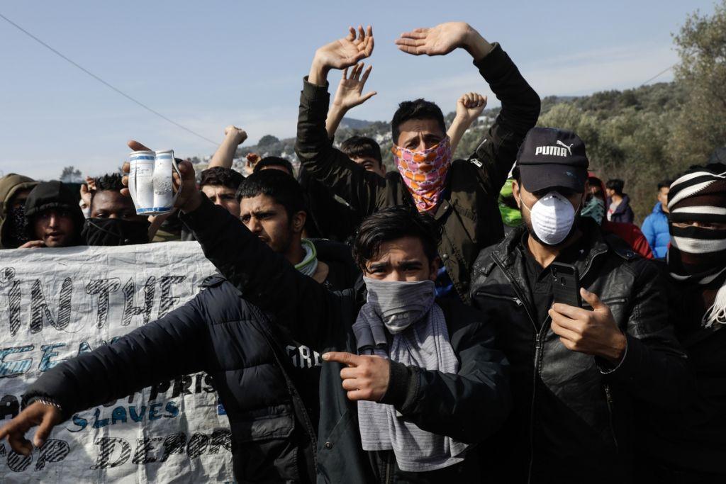 Κοροναϊός : Η Ελλάδα αγνοεί τις εκκλήσεις για εκκένωση των καμπ – Απαντά με απαγόρευση κυκλοφορίας