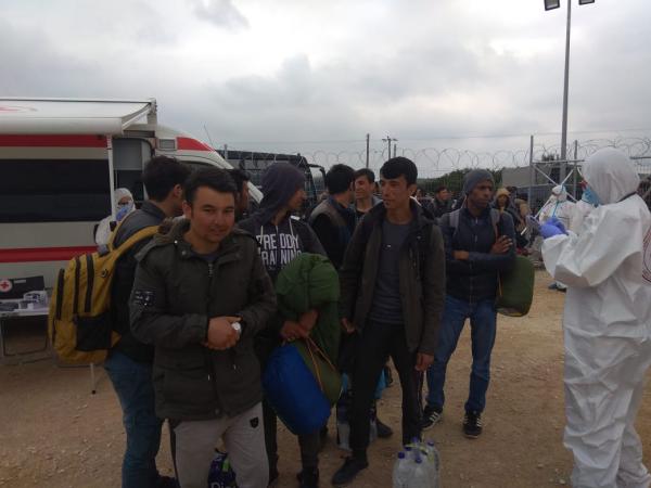 Στη Μαλακάσα οι 436 πρόσφυγες από το αρματαγωγό «Ρόδος»