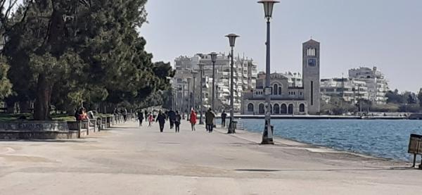 Κοροναϊός : Γεμάτη κόσμο η παραλία του Βόλου – Τους έδιωχνε με ντουντούκες το Λιμενικό
