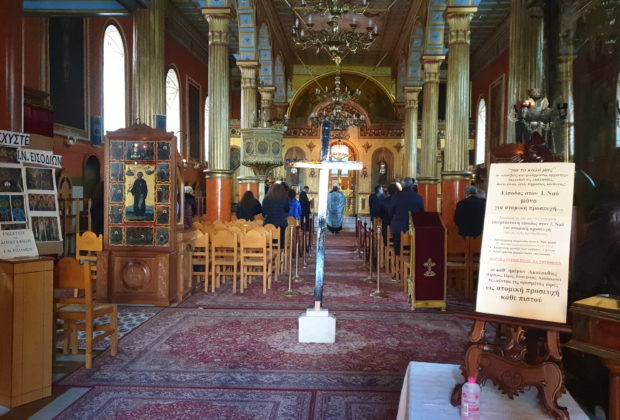 Κοροναϊός : Τέλεσαν κανονικά τη λειτουργία σε εκκλησία στην Πάτρα