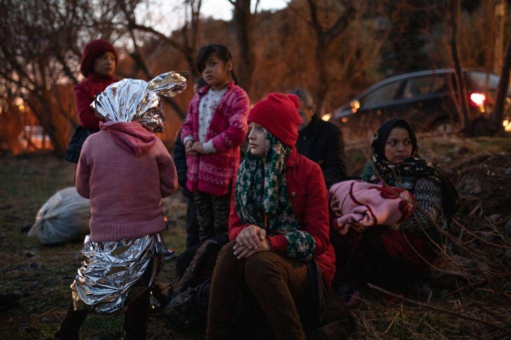 Βγήκαν από τις τρύπες τους τα ακραία στοιχεία – Εγκλωβισμένοι σε ξηρά και θάλασσα οι πρόσφυγες