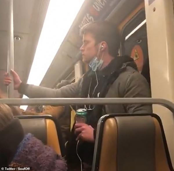 Κοροναϊός : Πανικός στο μετρό των Βρυξελλών – Νεαρός ασθενής έγλειφε τα χέρια του και άγγιζε τις χειρολαβές
