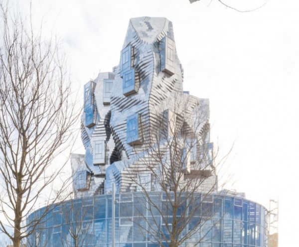 Ενας παραμυθένιος πύργος στην καρδιά του Αρλ