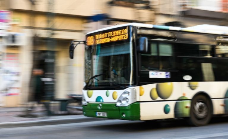 Κοροναϊός : Τέλος στην επιβίβαση από την μπροστινή πόρτα σε λεωφορεία και τρόλεϊ