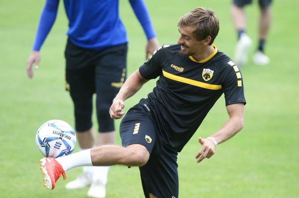 Ο Ζεράλδες ψωνίζει είδη πρώτης ανάγκης για ανθρώπους σε καραντίνα