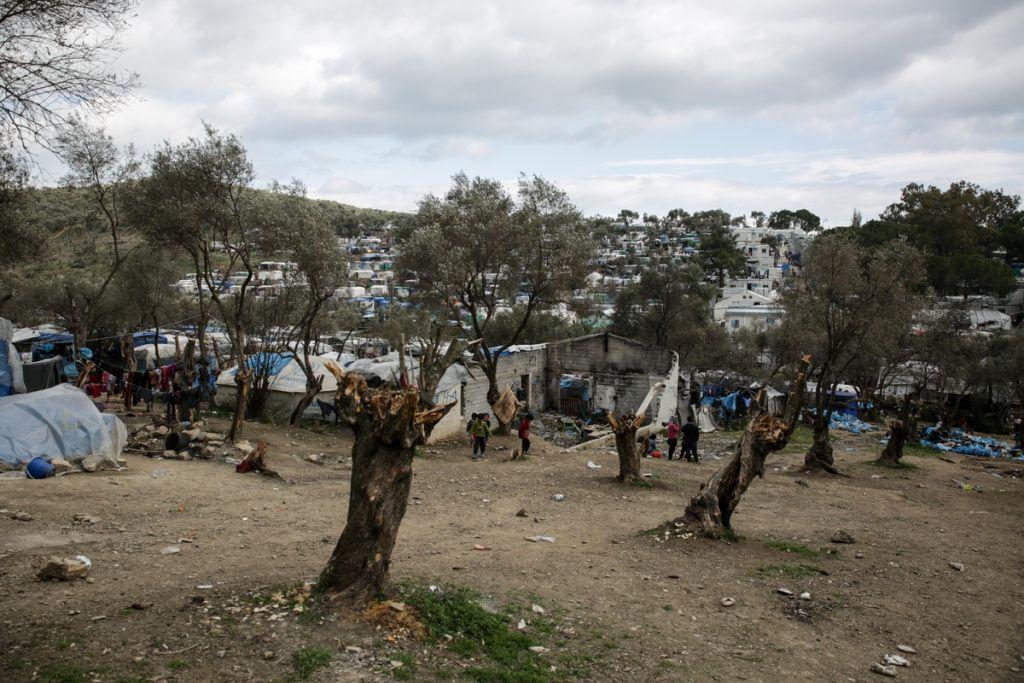 Οργανώσεις κρούουν τον κώδωνα κινδύνου για τους εγκλωβισμένους στα νησιά