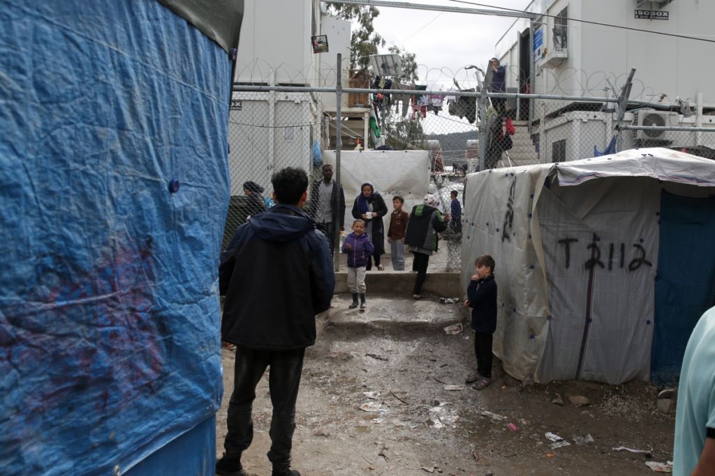 Προσφυγικό : Με όπλο τον κοροναϊό η κυβέρνηση «εκβιάζει» για τα κλειστά κέντρα