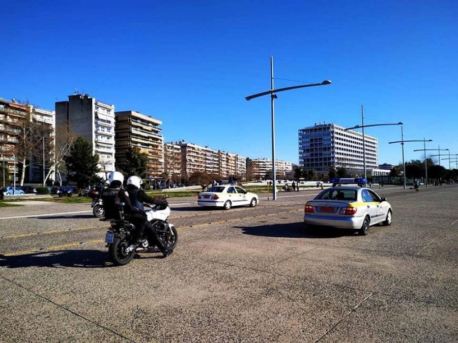 Θεσσαλονίκη: Αστυνομικοί διώχνουν πολίτες που… βολτάρουν στην παραλία