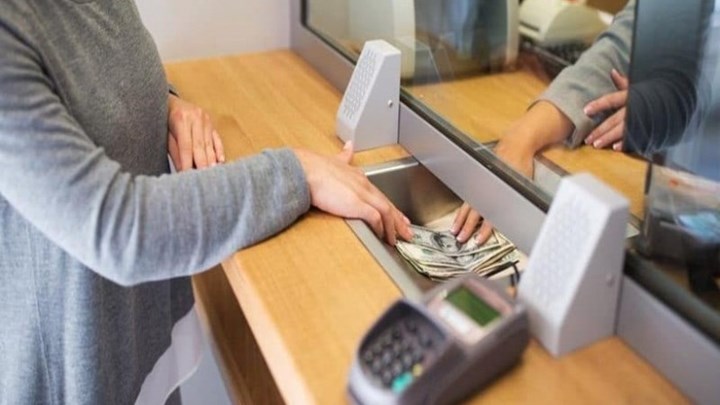 Κοροναϊός : Ποιες συναλλαγές δεν γίνονται στις τράπεζες
