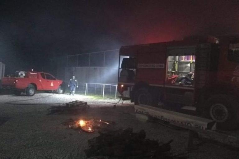 Καταδικάζει τον εμπρησμό του κέντρου υποδοχής στη Σκάλα Συκαμνιάς ο δήμος Δ. Λέσβου