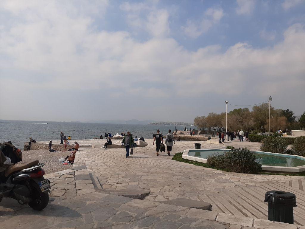 Αδιόρθωτοι: Ο κοροναϊός δεν εμπόδισε τους Αθηναίους να βγουν πάλι για βόλτα στην παραλία