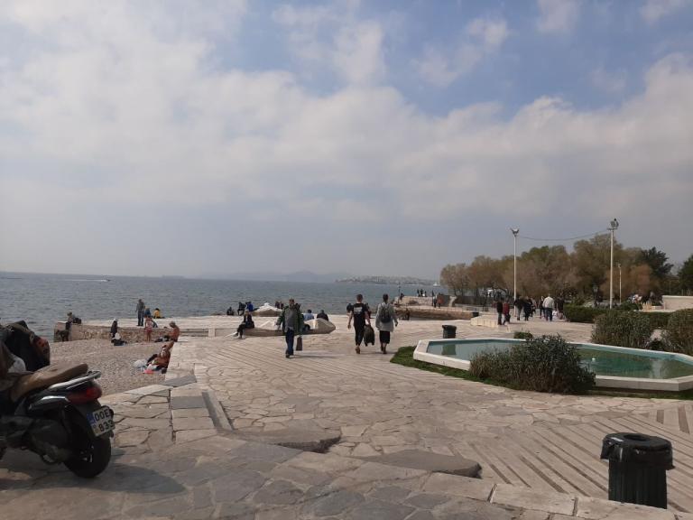 Αδιόρθωτοι: Ο κοροναϊός δεν εμπόδισε τους Αθηναίους να βγουν πάλι για βόλτα στην παραλία