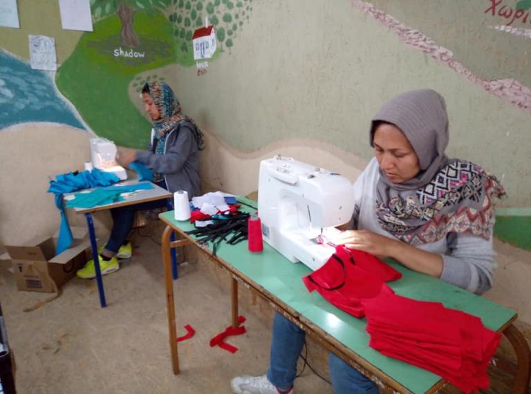 Μαθήματα αλληλεγγύης: Αφγανές φτιάχνουν μάσκες για τις ευπαθείς ομάδες της Μόριας