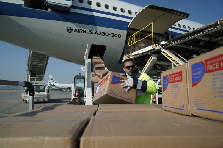 Κοροναϊός : Ήρθαν 500.000 μάσκες από την Κίνα για τα ελληνικά νοσοκομεία