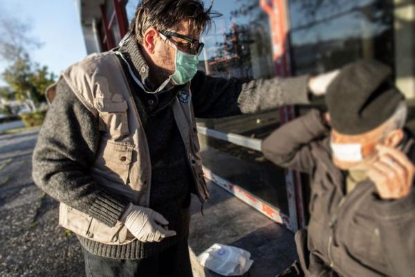 Κοροναϊός : Οι «Γιατροί του Κόσμου» μοίρασαν σε άστεγους μάσκες, γάντια και αντισηπτικά