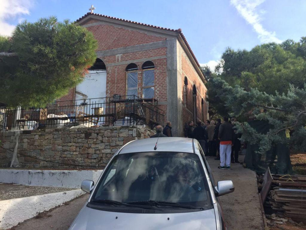 Κοροναϊός : Ο ιερέας του Προφήτη Ηλία Ηλιούπολης «κλειδώθηκε» μαζί με πιστούς μέσα στο ναό