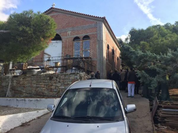 Κοροναϊός : Ο ιερέας του Προφήτη Ηλία Ηλιούπολης «κλειδώθηκε» μαζί με πιστούς μέσα στο ναό