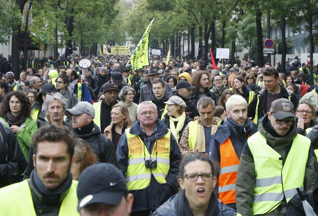 Κοροναϊός : Συγκρούσεις «Κίτρινων Γιλέκων» με την αστυνομία – Αψήφησαν τις απαγορεύσεις