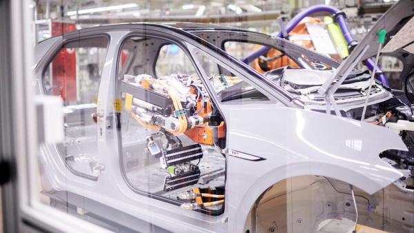 Σε «παύση» και οι αυτοκινητοβιομηχανίες στην Ευρώπη