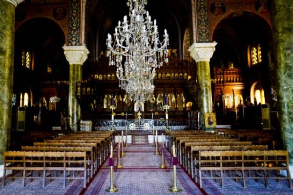Ιερά Σύνοδος: Να γίνονται ακολουθίες σε όλους τους ναούς κεκλεισμένων των θυρών