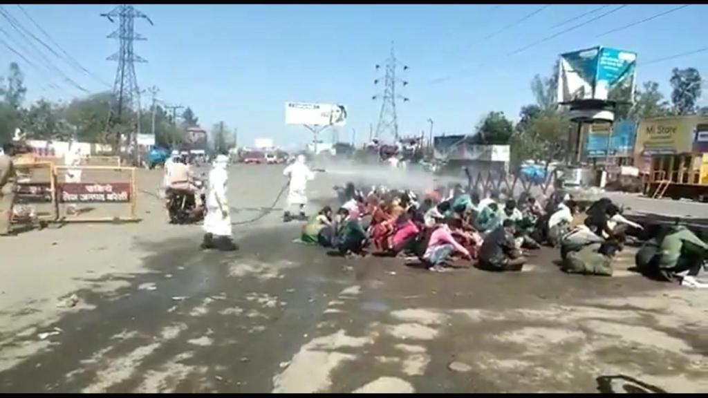 Κοροναϊός : Ντροπιαστικές εικόνες στην Ινδία – Ψεκάζουν μετανάστες με απολυμαντικό