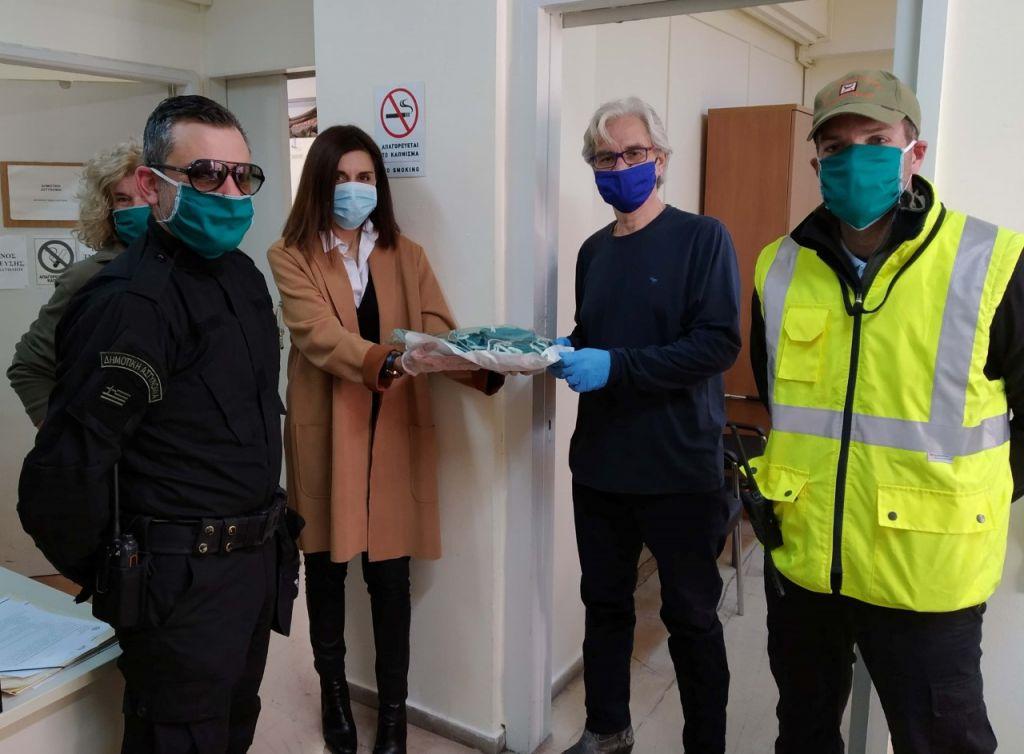 Κοροναϊός : Προστατευτικές μάσκες στους δημοτικούς αστυνομικούς Πειραιά από το Τζάνειο