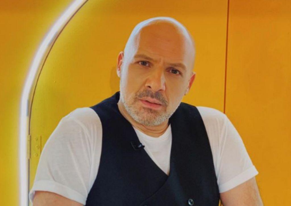 Νίκος Μουτσινάς: «Οι Έλληνες είμαστε φραπεδούμπα, βολτάρες και όλα ωραία»