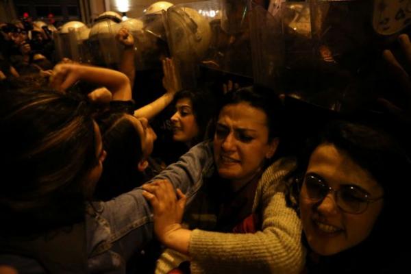 Κωνσταντινούπολη: Με σπρωξιές και κλωτσιές «γιορτάστηκε» η Ημέρα της Γυναίκας