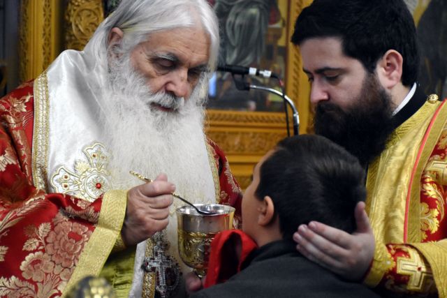 Ιερά Σύνοδος για κοροναϊό: Δε μεταδίδεται καμία ασθένεια μέσω της Θείας Κοινωνίας – Οι συστάσεις στους πιστούς