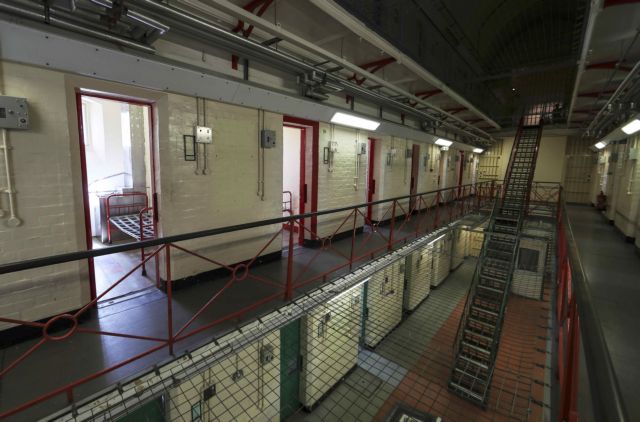 Κοροναϊός : Πρώτος θάνατος κρατουμένου σε φυλακή της Βρετανίας