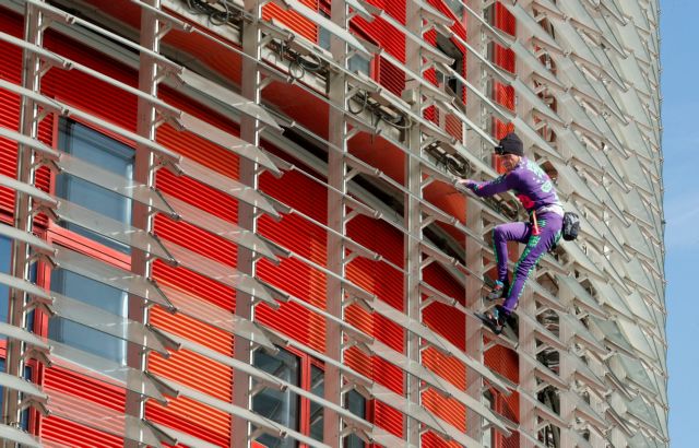 Ισπανία - Κοροναϊός : Μήνυμα κατά του φόβου έστειλε ο άνθρωπος - αράχνη από ύψος 147 μέτρων