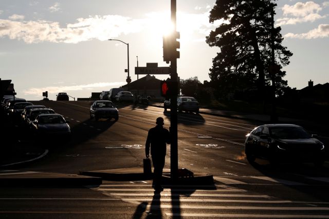 ΗΠΑ: Μέχρι αρχές Ιουνίου οι απαγορεύσεις λόγω κοροναϊού – 3.000 δολάρια επίδομα σε κάθε οικογένεια