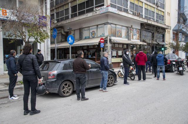 Κοροναϊός : Ρισκάρουν για να φάνε μπακαλιάρο στη Θεσσαλονίκη