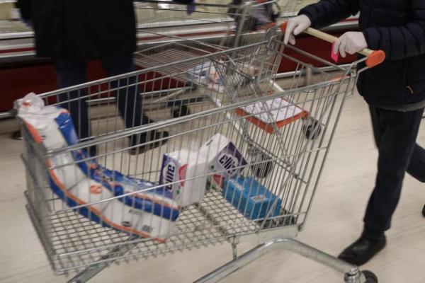 Νεαρή ψυχολόγος αναλαμβάνει τα ψώνια για ηλικιωμένους και άτομα σε ευπαθείς ομάδες