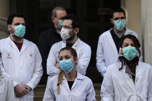 Κοροναϊός : Χωρίς όπλα στα «χαρακώματα» οι γιατροί – Τεράστιες οι ελλείψεις στα νοσοκομεία
