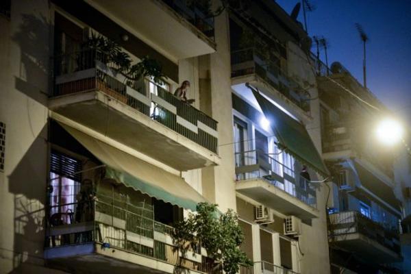 Κυψέλη: «Ο χάρος βγήκε παγανιά» τραγουδούν γιαγιάδες για να ξορκίσουν τον κοροναϊό