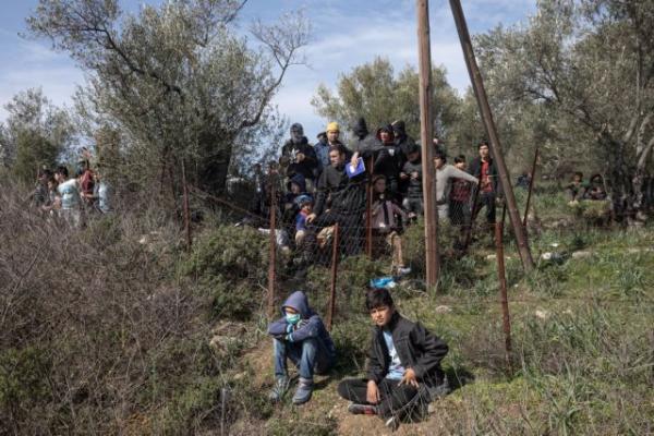 Πορεία 1.000 προσφύγων από τη Μόρια στο λιμάνι της Μυτιλήνης