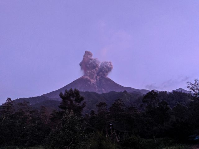 Ινδονησία: Προβλήματα στις πτήσεις από ηφαιστιακή έκρηξη