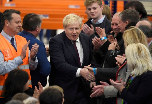 Κοροναϊός: Απτόητος Μπόρις Τζόνσον – «Θα συνεχίσω τις χειραψίες»