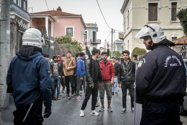Ενωση Φωτορεπόρτερ: Λιμενικοί και αστυνομικοί τρομοκρατούν συναδέλφους μας για το προσφυγικό