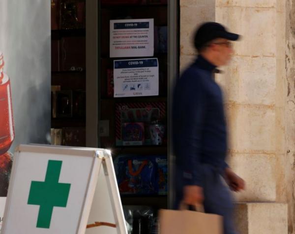 Αποκλειστικό MEGA: Τι λέει ο 60χρονος που βρίσκεται σε καραντίνα με τη σύζυγό του